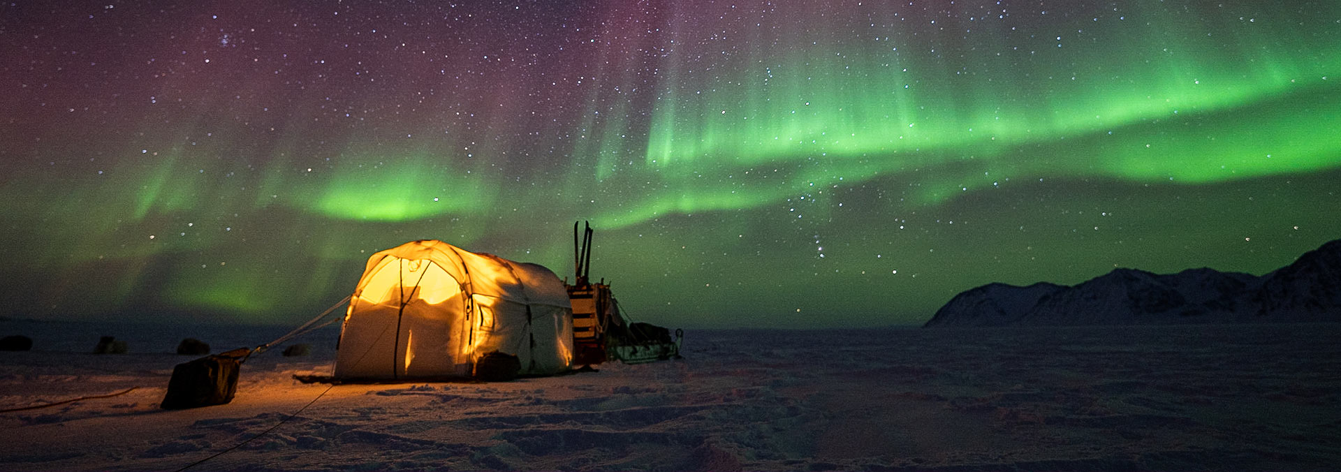 Telt og slæde fra Slædepatruljen Sirius i Nordlys