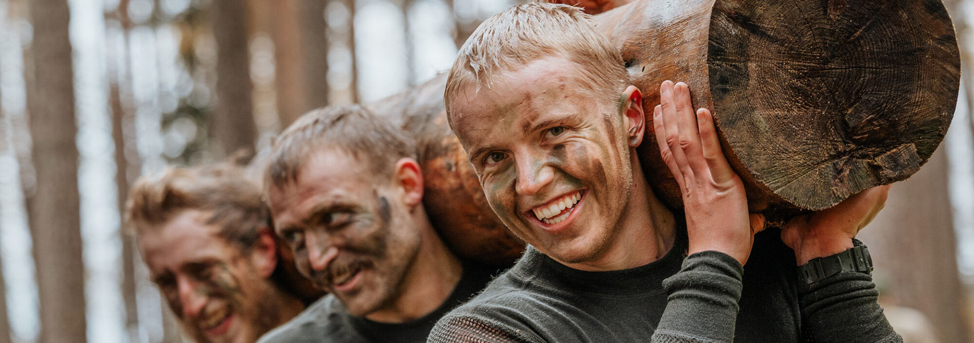 Soldater bærer på en tung træstamme i forbindelse med en kompagnikonkurrence i Letland