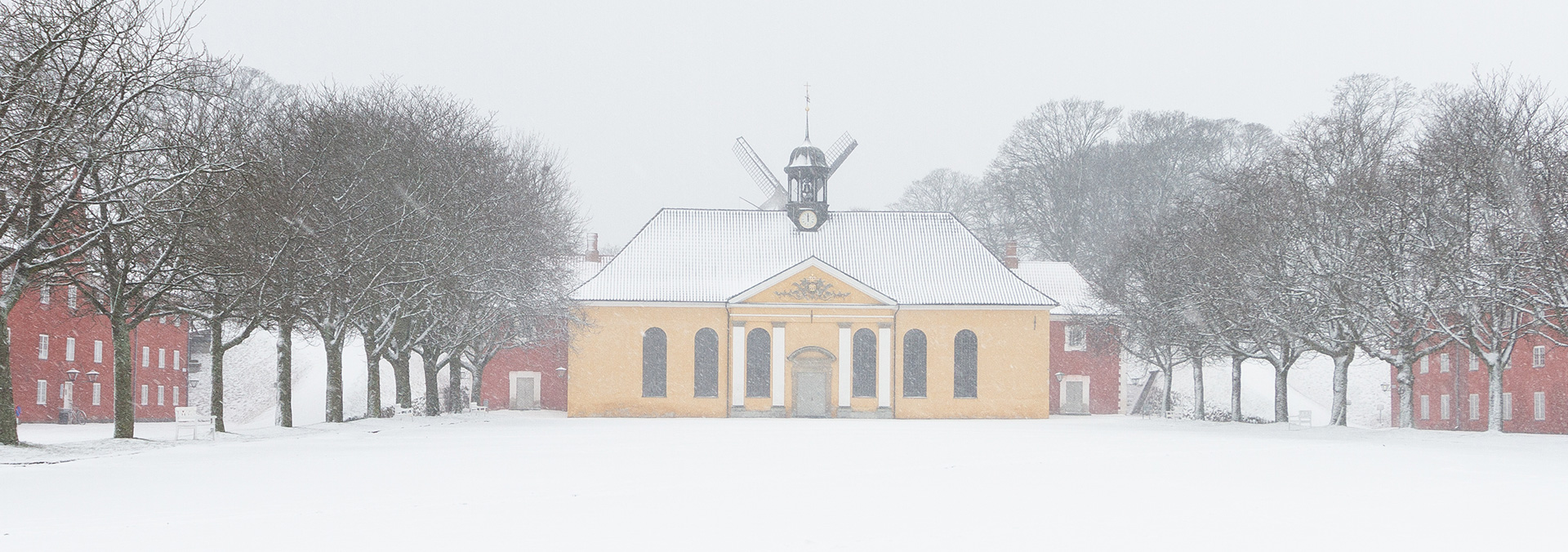 Kastelskirken og kirkepladsen dækket af sne i februar 2018