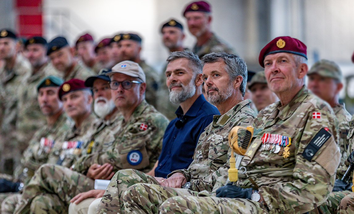 Formanden for Siriusforeningen Rasmus Gregersen (i civil), Hans Majestæt Kongen og chef for Specialoperationskommandoen, generalmajor Poul Ebstrup med flere ved jubilæumsparaden. Foto: Theis Nielsen / Forsvaret