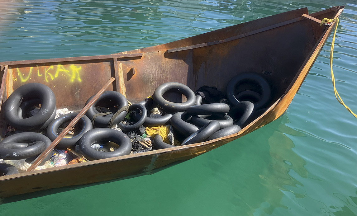 Primitiv båd brugt af migranter på Middelhavet