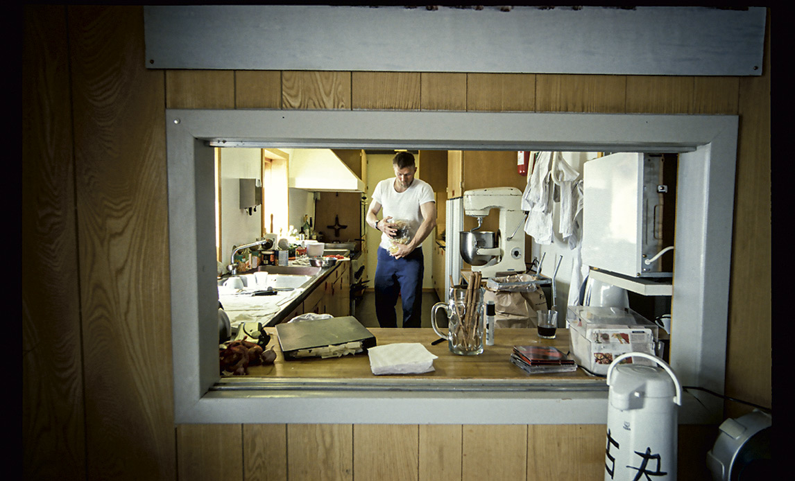 Køkkentjans i Daneborg kunne være en udfordring. I løbet af sin første uge med køkkenansvar præsterede Rasmus Gregersen både at servere rå kammuslinger og en hindbærfromage, der var fuldstændig flydende.