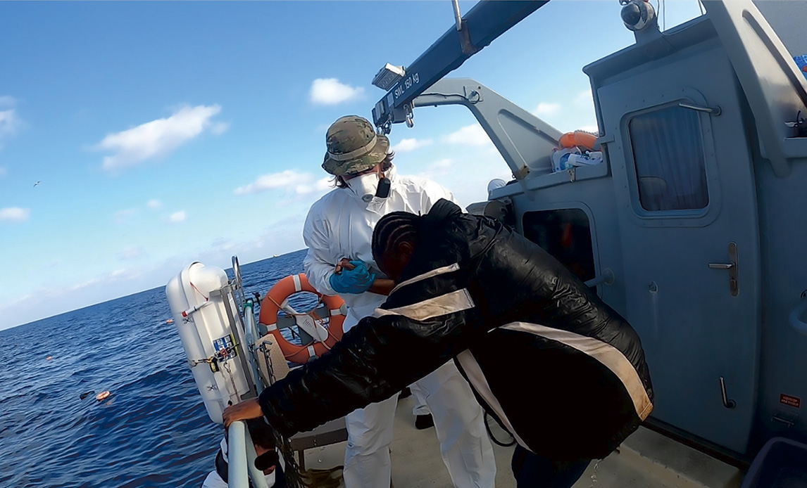 Migrant reddet ombord på et patruljefartøj i Middelhavet