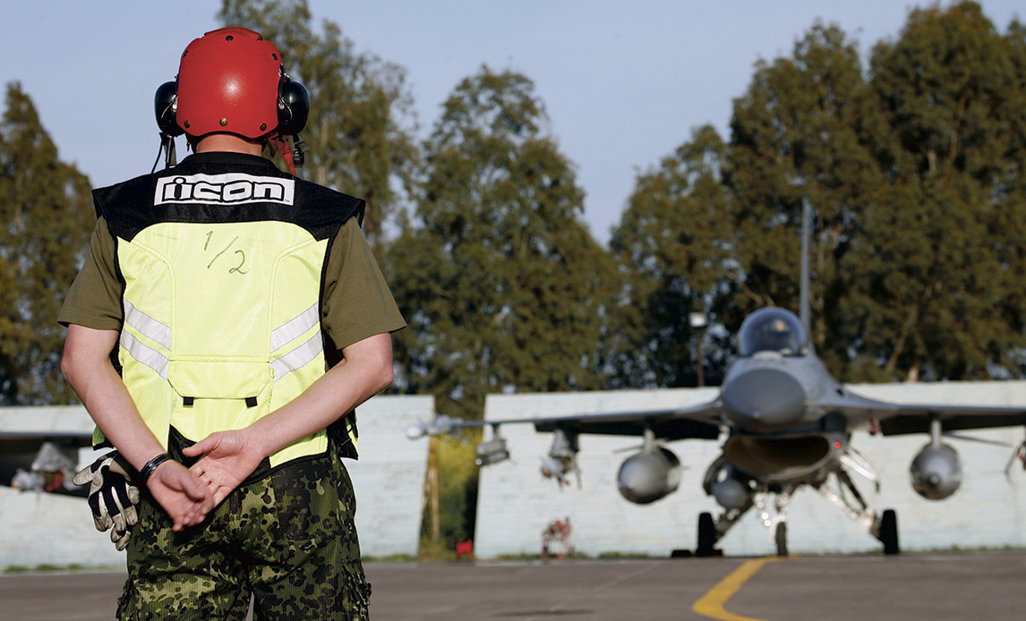Tekniker ved F-16-fly i forbindelse med Operation Odyssey Dawn i 2011.