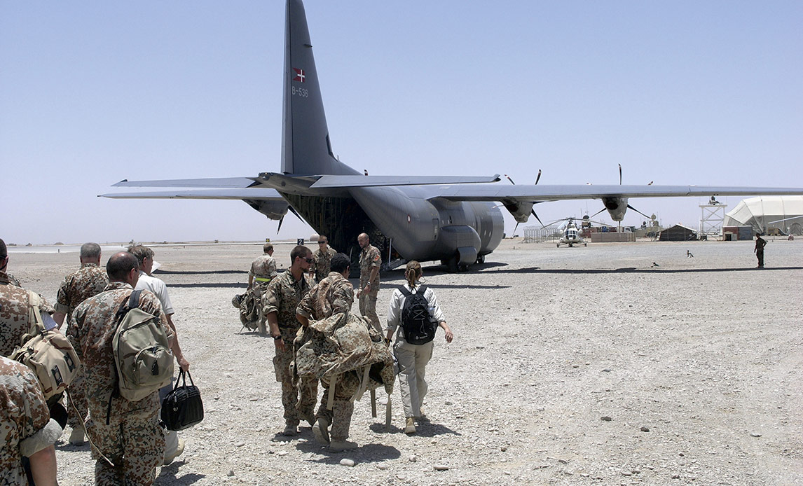 Passager går ombord på et danske C-130 Hercules-fly i Afghanistan.