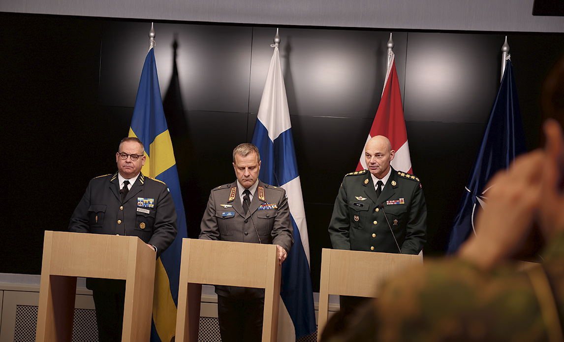 Forsvarschef general Michael W. Hyldgaard mødtes 5. december 2025 i Helsinki med forsvarscheferne fra Sverige og Finland for at markere de tre landes overgang til Joint Force Command Norfolk. Fra venstre ses den svenske forsvarschef general Michael Claesson, den finske forsvarschef Janne Alpertti Jaakkola, forsvarschef general Michael Hyldgaard. Foto: Tobias Roed Jensen.