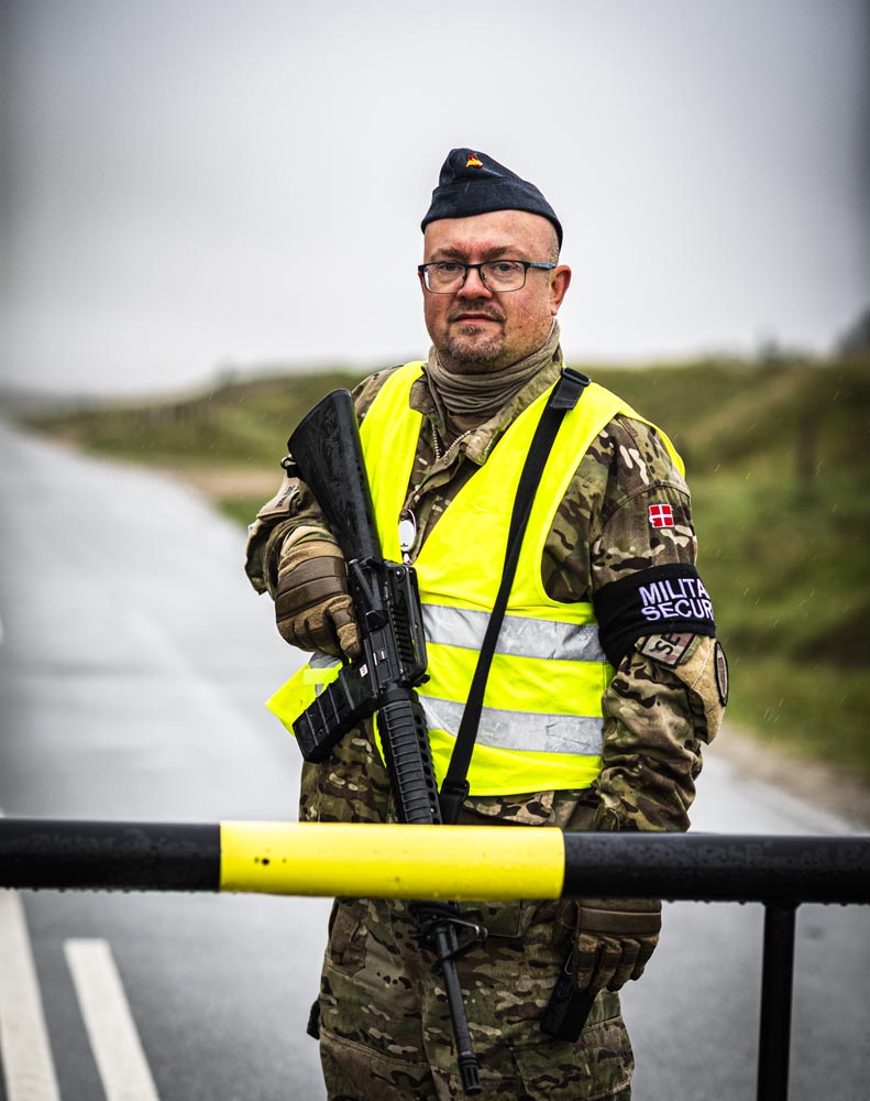 En del af Danmarks rolle ved aktiviteten BOLD QUEST var at yde værtsnationsstøtte. Soldater fra Flyvevåbnets Air Control Wing stod for Force Protection og holdt sammen med Flyverhjemmeværnets personel uvedkommende og nysgerrige på afstand og lavede adgangskontrol.