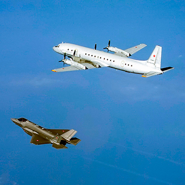 Dansk F-35 møder russisk overvågningsfly over Østersøen i marts 2025. Foto: Flyvevåbnet