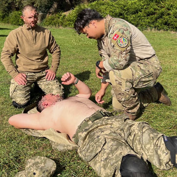 Ukrainske soldater træner taktisk sanitet med dansk instruktør
