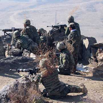 Afghanske soldater træner i bjergene ved Kabul