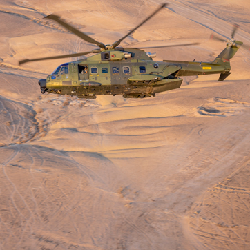 EH-101 helikopter over den irakiske ørken
