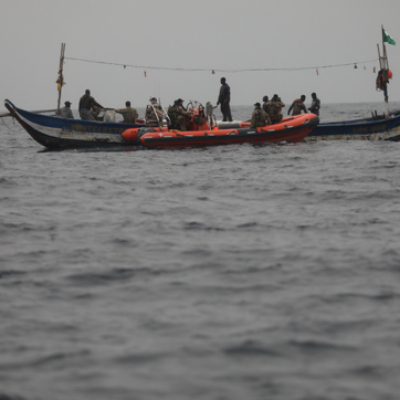 Esbern Snares gummibåd i kontakt med lokale fiskere i Guineabugten