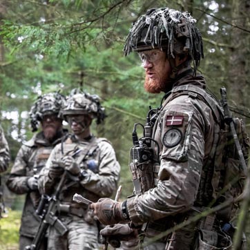 Infanteristerne i Dragonregimentets Viking-kompagni er på brigadeøvelse BRASH LION. Her træner de til konventionel krig og bliver derudover certificeret til at indgå i NATO-beredskabet.