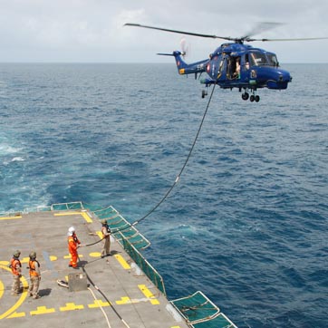 Lynxhelikopter lander på støtteskibet ESBERN SNARE L17 i Aden Bugten.