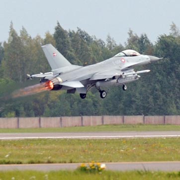 Dansk F-16 fly i Litauen under en scrambling. De danske F-16 kampfly har fra deres litauiske base i Siauliai været på vingerne flere gange for at identificere og eskortere russiske fly i Østersøen, siden de begyndte deres mission i Litauen den 3. september.