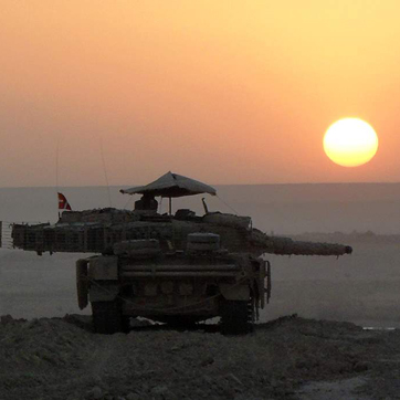 Kampvogn i solnedgang i Afghanistan.
