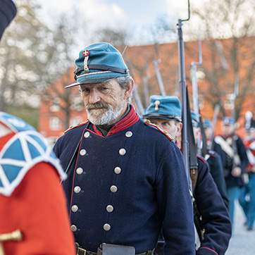 Frivillige udklædt i gamle militæruniformer til Kastellets fødselsdag