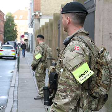 Soldater på vagt ved Synagogen i Krystalgade i København