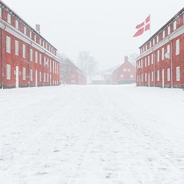 Hovedgaden i Kastellet dækket af sne i februar 2018