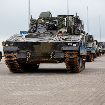 Infanterikampkøretøjer til missionen i Letland køres ombord på transportskib
