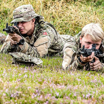 Unge værnepligtige fra Danske Atilleriregiment træner på skydebane