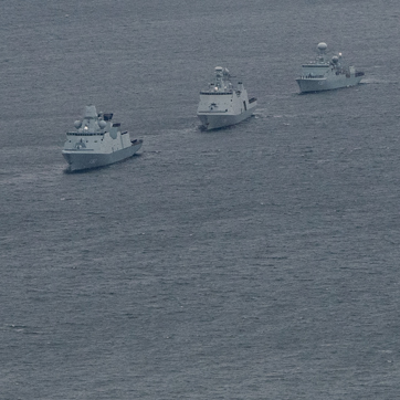 Tre fregatter i formationssejlads