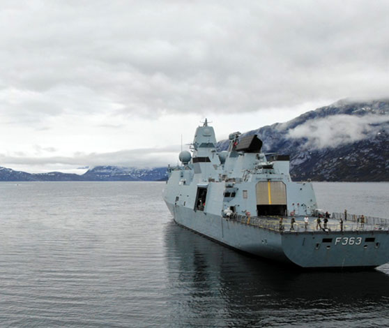 Sejlskibet Dragon med knækket mast bliver i 2017 undsat af støtteskibet af Absalon og en redningshelikopter.