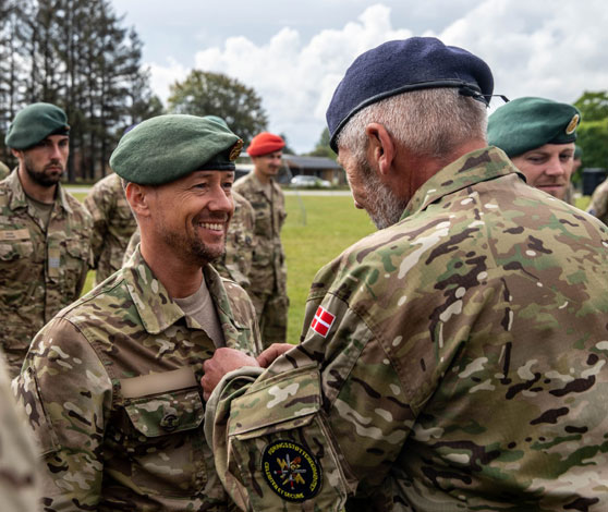 Medaljeoverrækkelse ved hjemkomstparaden for Hold 11 fra Operation Inherent Resolve. Aalborg Kaserne , 2020.