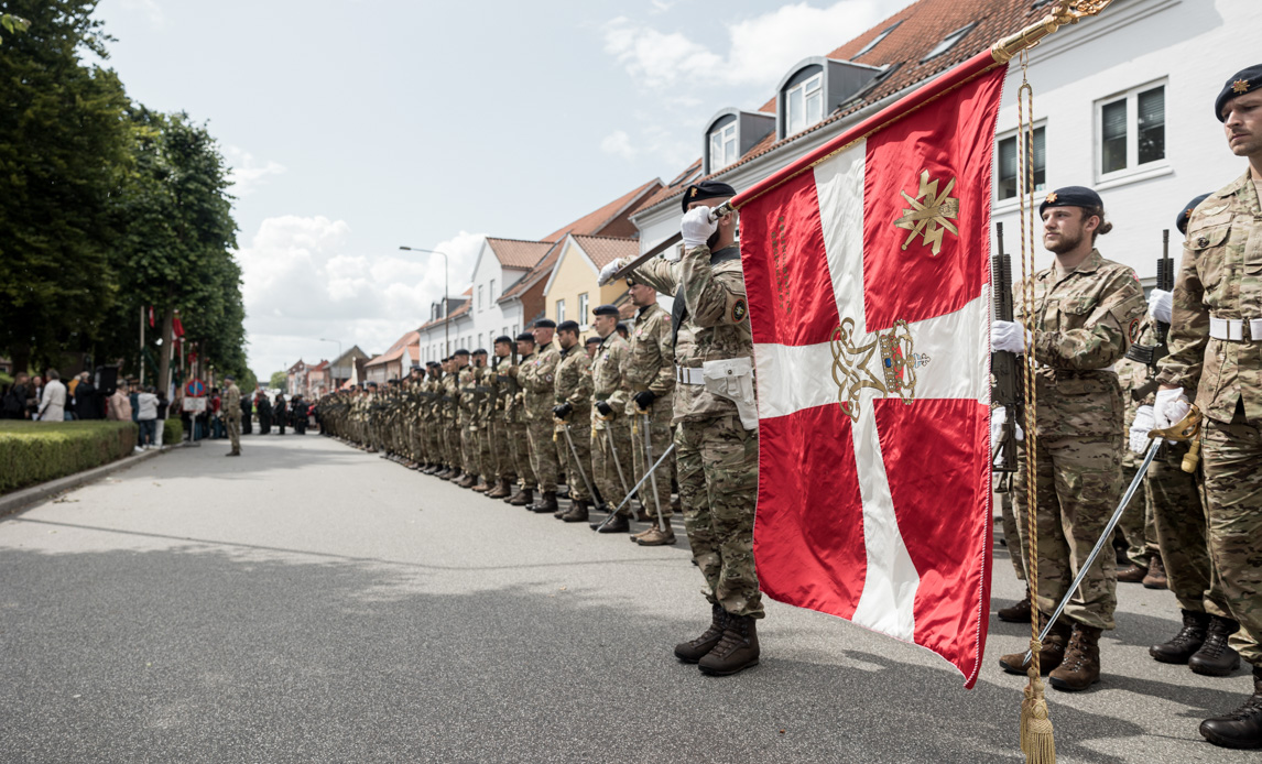 Faneparade hos Føringsstøtteregimentet.