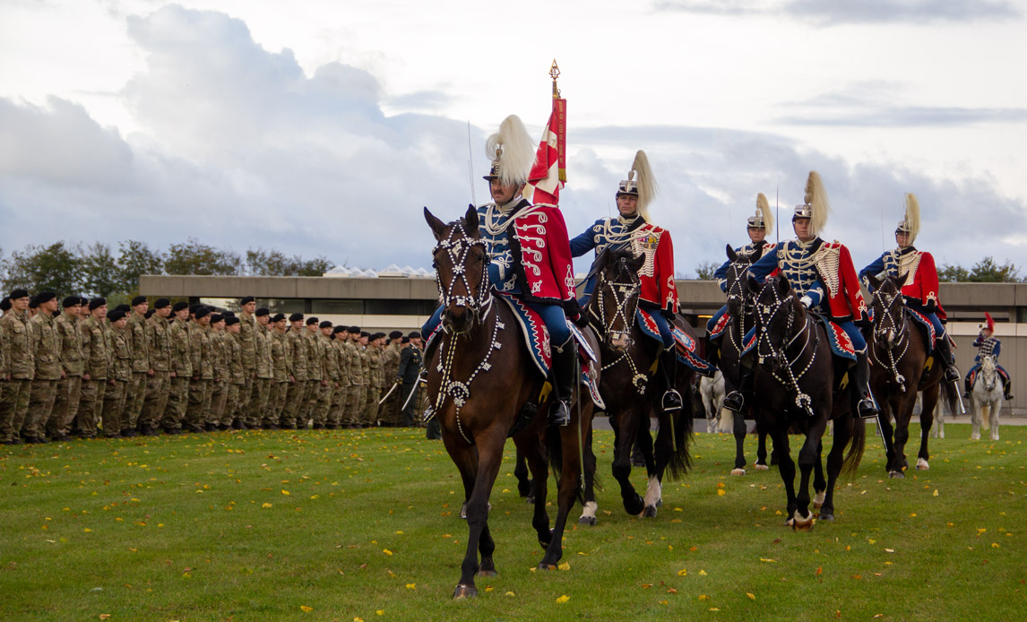 Hesteskadron og stående enheder under chefskifteparade den 30. september 2021, hvor oberst Jørn Christensen indsættes som ny chef for Gardehusarregimentet.