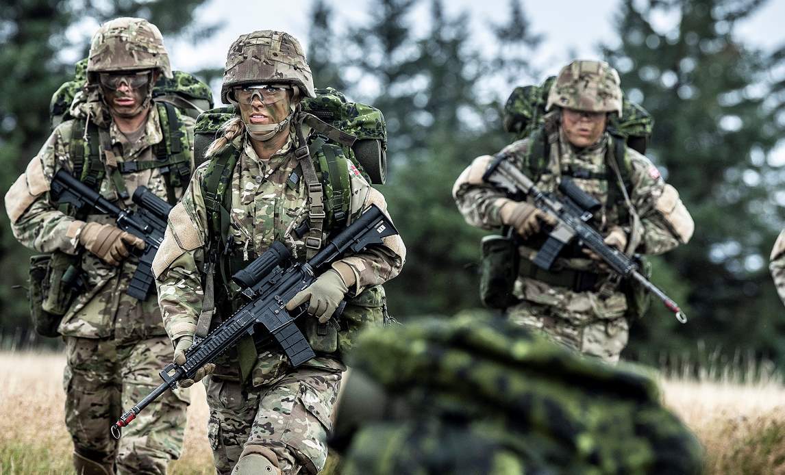 De værnepligtige udgør en stor del af Hærens personel. Her er det værnepligtige fra Danske Artilleriregiment i Oksbøl.