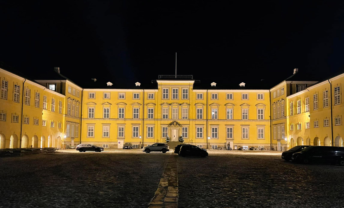 Hærens Officersskole med lys