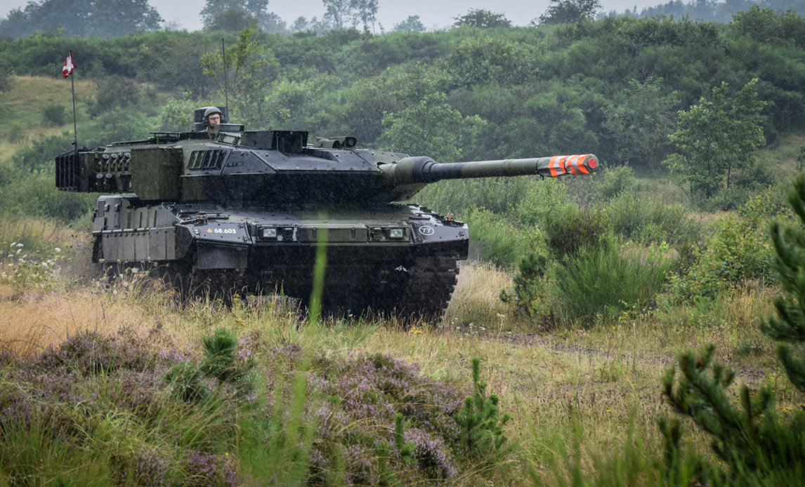 Leopard 2a7 kører i Holstebro Øvelsesterræn