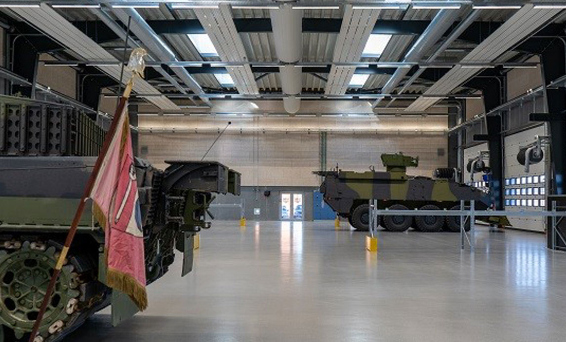 Mandag d. 7. marts kunne Ejendomsstyrelsen overdrage en færdig garage med mandskabsfaciliteter til Hærkommandoen og Dragonregimentet