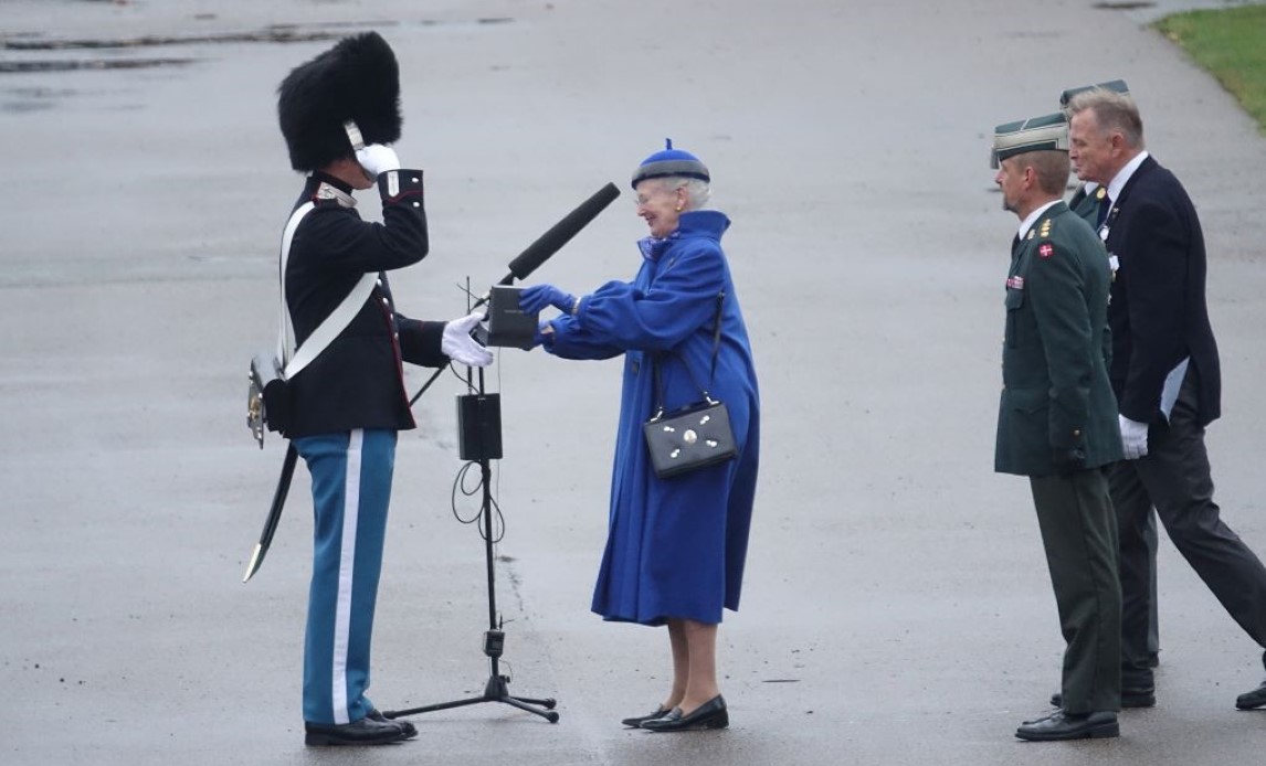Garder McKinnon modtager Uret fra Hendes Majestæt Dronningen