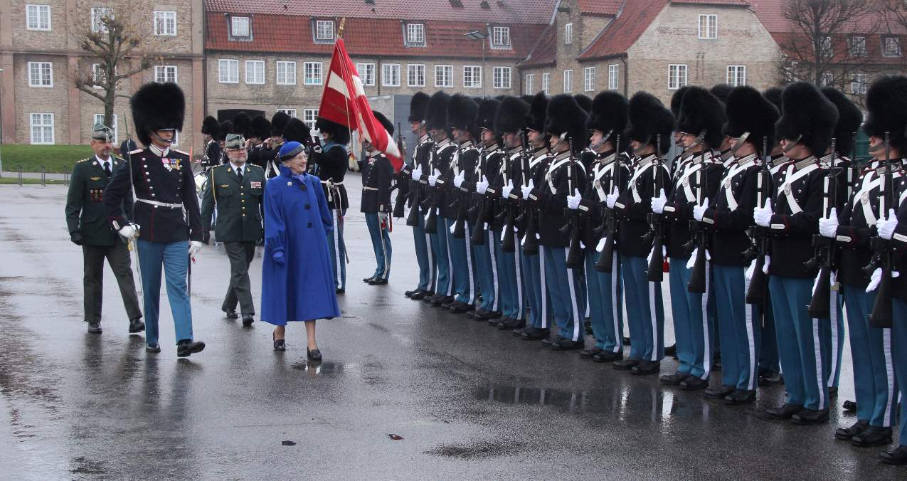 Hendes Majestæt Dronningen inspicerer paradestyrken til Dronningeparade for Indkaldelseshold April 2020