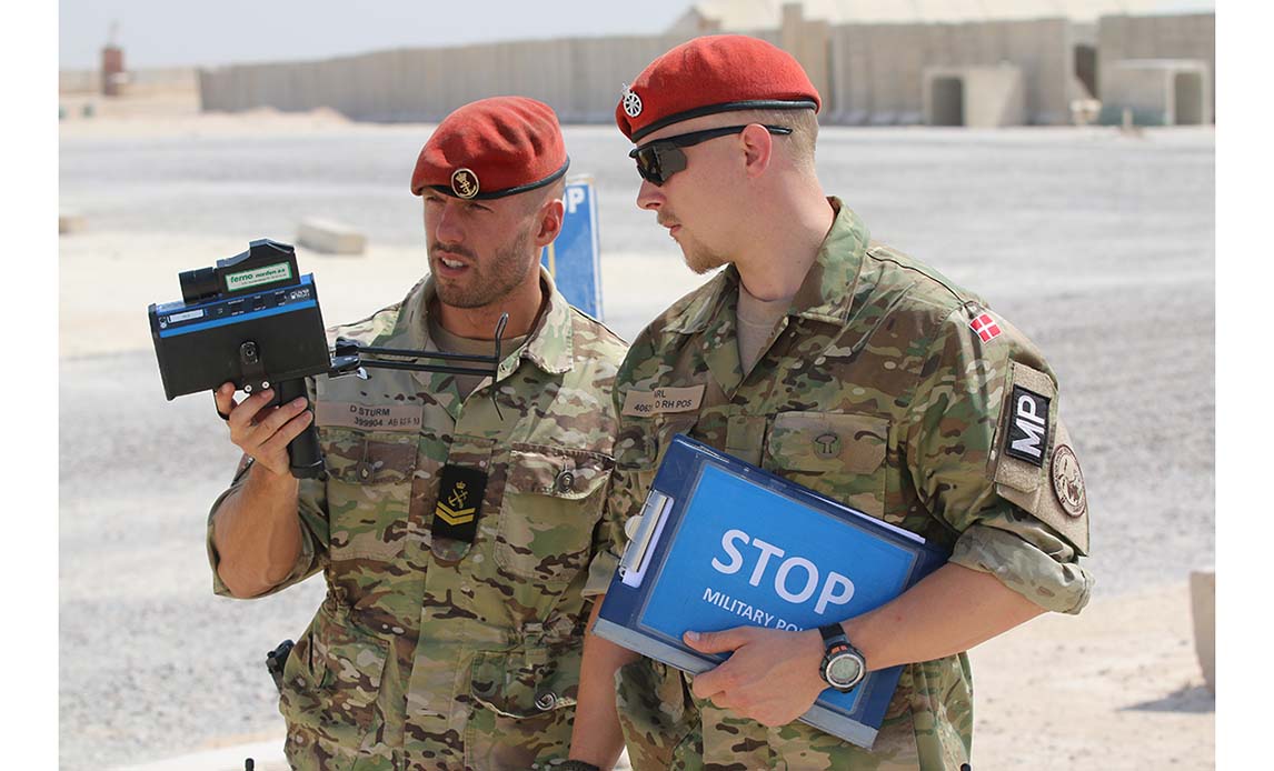 Militærpolitiet er ude på alle missioner hvor der er danske soldater indsat.
Her er to MP-soldater fra træningsmissionen Operation Inherent Resolve i Irak 2017.