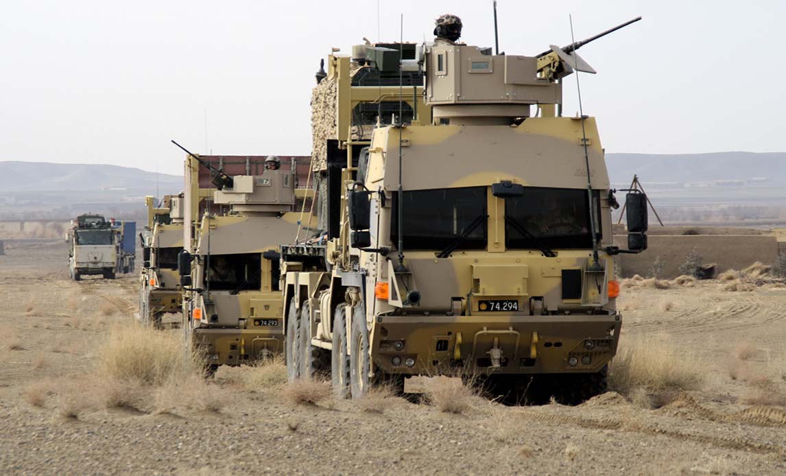 MAN SX pansret lastbil i Afghanistan 2008 på ISAF hold 6.
Genforsyningen af lejrene skete under anvendelse af store forsyningskolonner - de såkaldte LOGTRAINs.