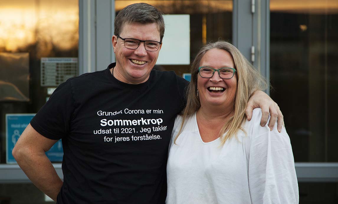 Solvej og Leif foran soldaterhjemmet.