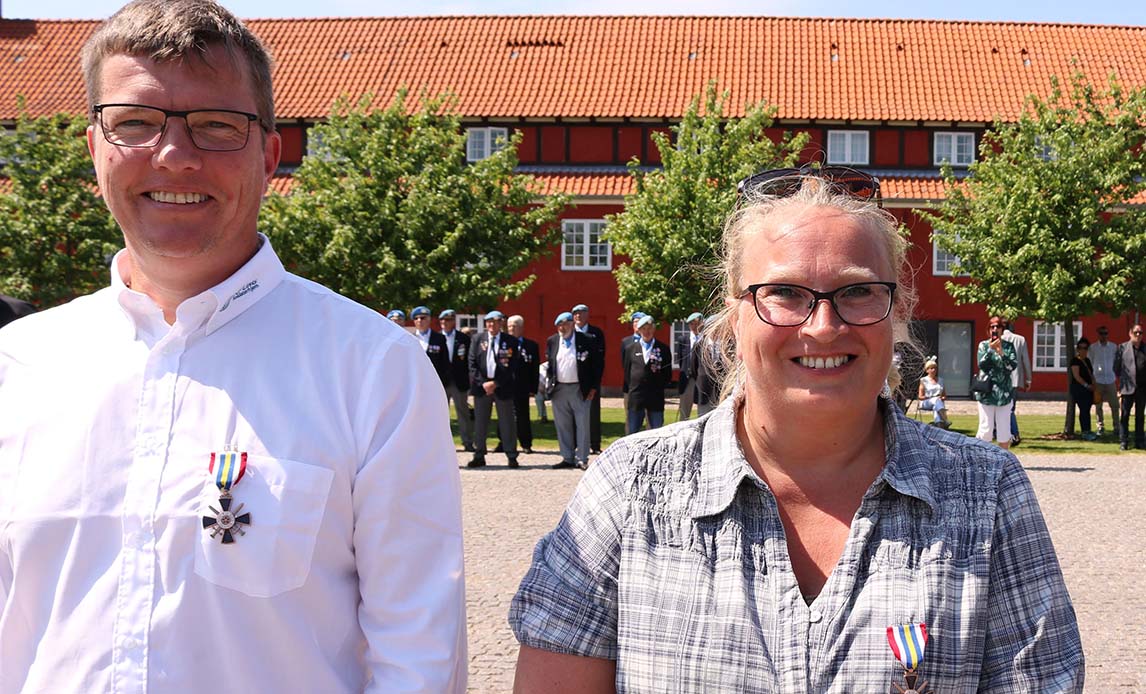 Solveig og Leif modtager Nordic Blue Barets Medal of Honour