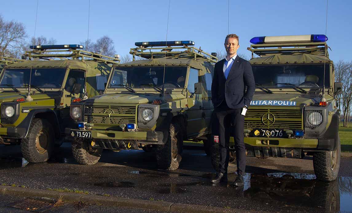 Mads foran Militærpolitiets biler.