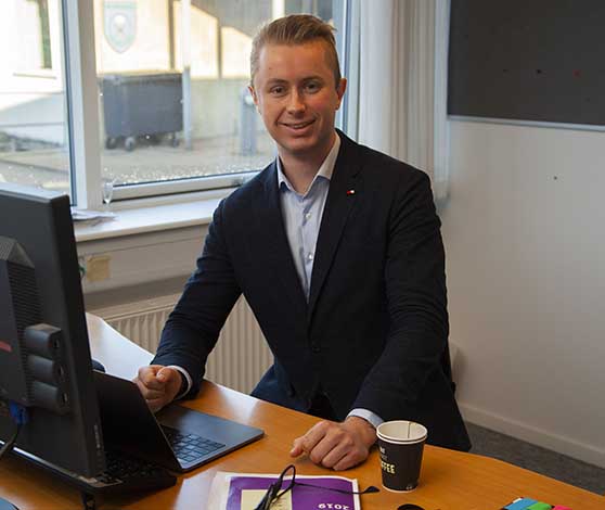 Mads på kontoret