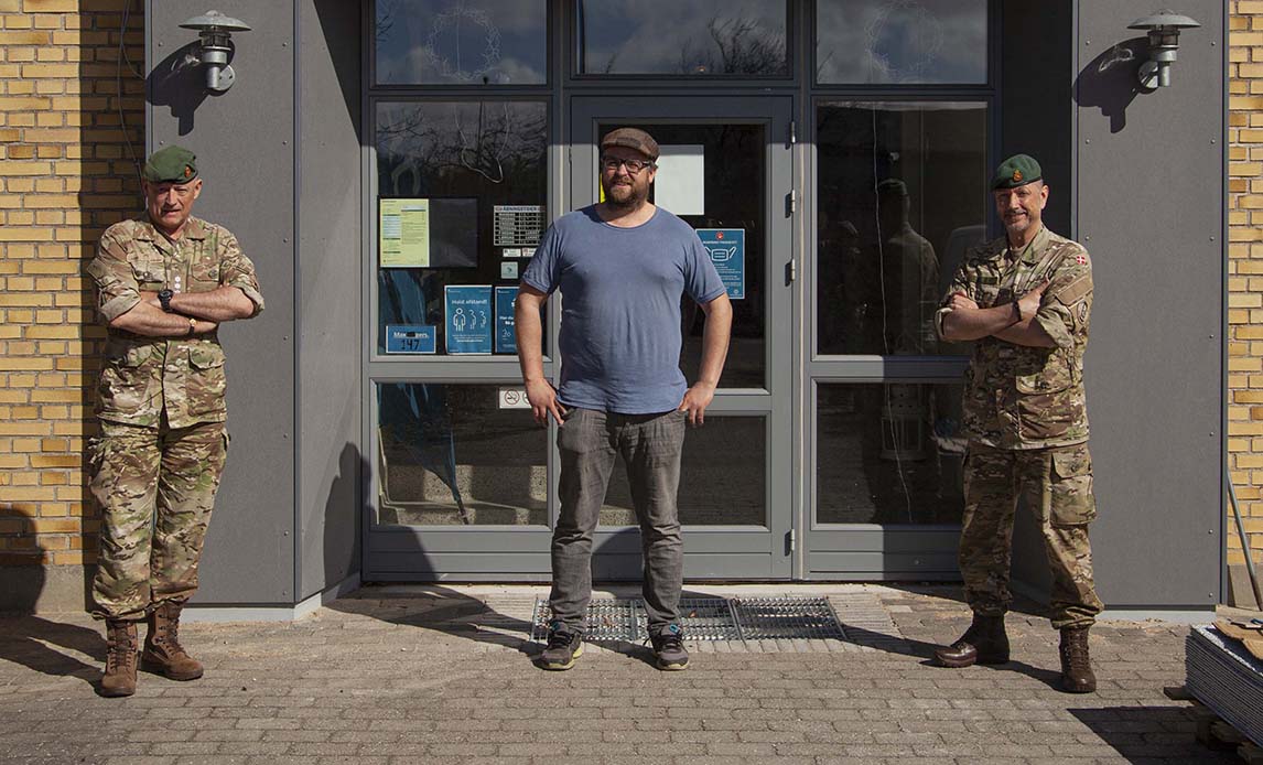 Regimentschefen og Regimentsbefalingsmanden besøger Kasper på KFUM