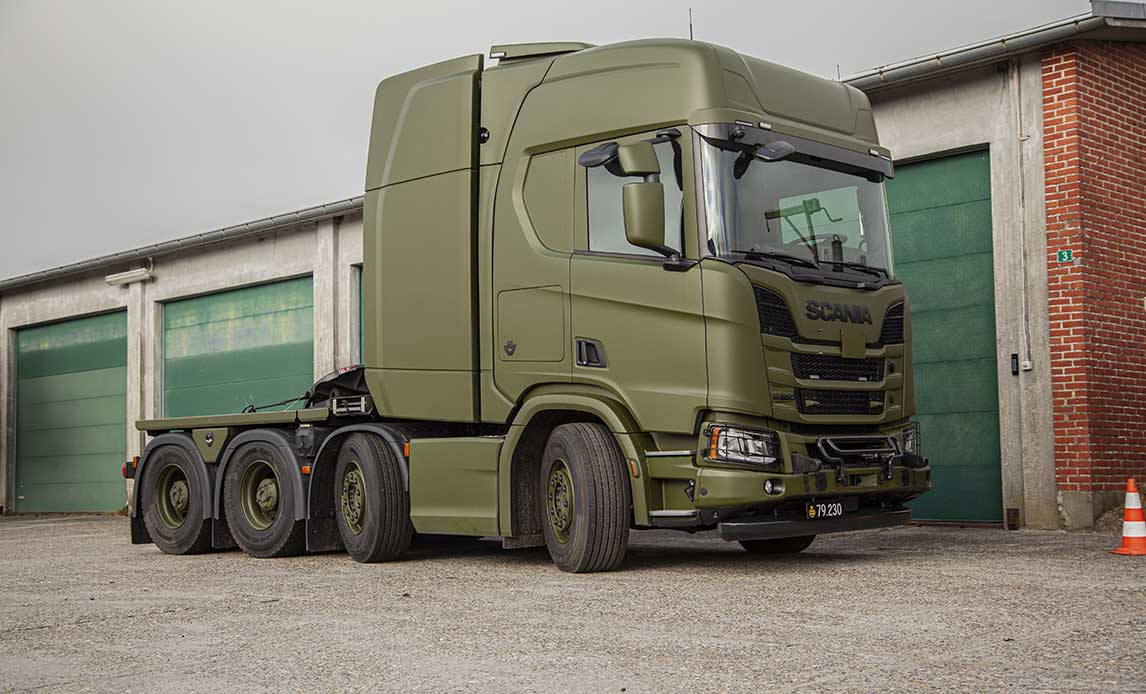 Scania lastbilen har fået en ekstra aksel for at fordele trykket på vejen.
