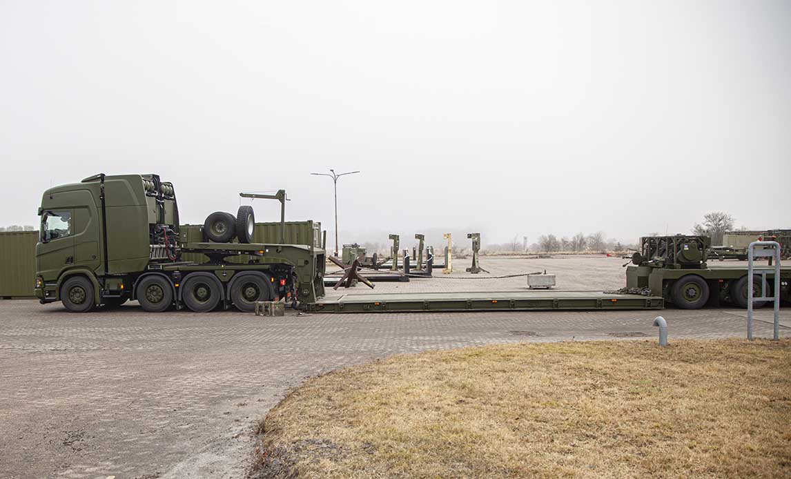 Scania lastvogn med lowbed blokvogn.