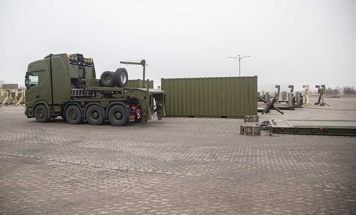 Scania lastvogn med lowbed blokvogn.