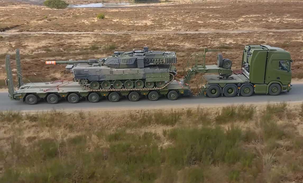 Scania lastvogn med en Leopard II kampvogn på blokvognen.