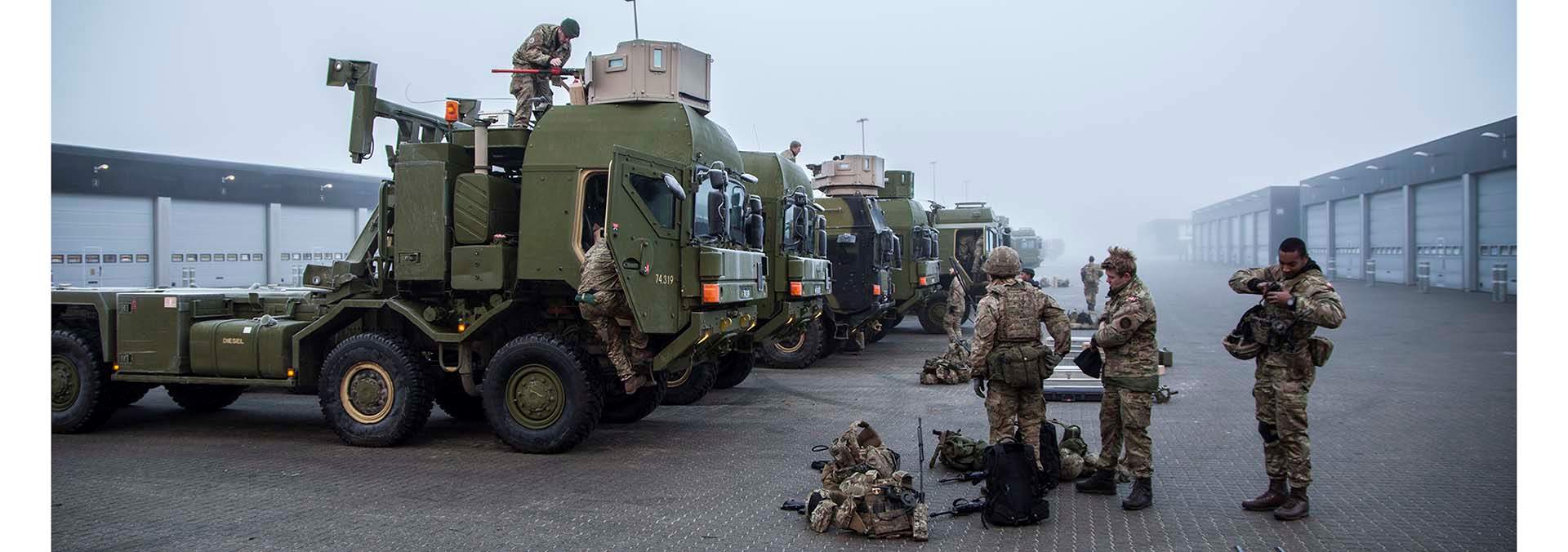 Soldater pakker sammen på P2 efter øvelse