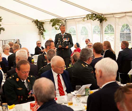 Chefen for Gardehusarregimentet holder tale i Lundby.