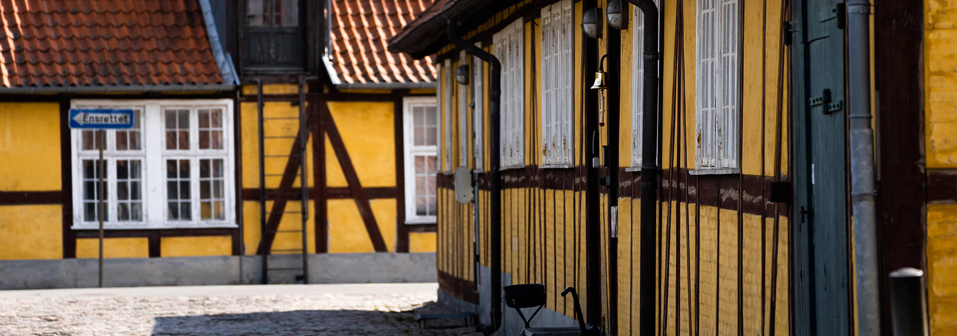 Takkelagehuset (gul bindingsværkshus) på Nyholm